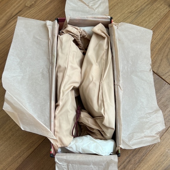 ❌SOLD❌ AUTHENTIC GUCCI BLOOM SLIDES - Picture 5 of 8